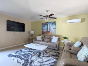 3Bed & 2Bath Property Couple minutes from Siesta Key Beach & Downtown Sarasota